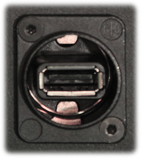 La prise de charge USB (version Professional Neutrik) dans le boîtier BSS pour l’ATEM Mini. Chargement via USB.