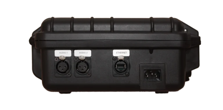 Das Professional Case in der linken Seitenansicht mit seinen XLR-Mikrofoneingängen und der Ethernet-Buchse im verrieglbaren XLR-Gehäuse