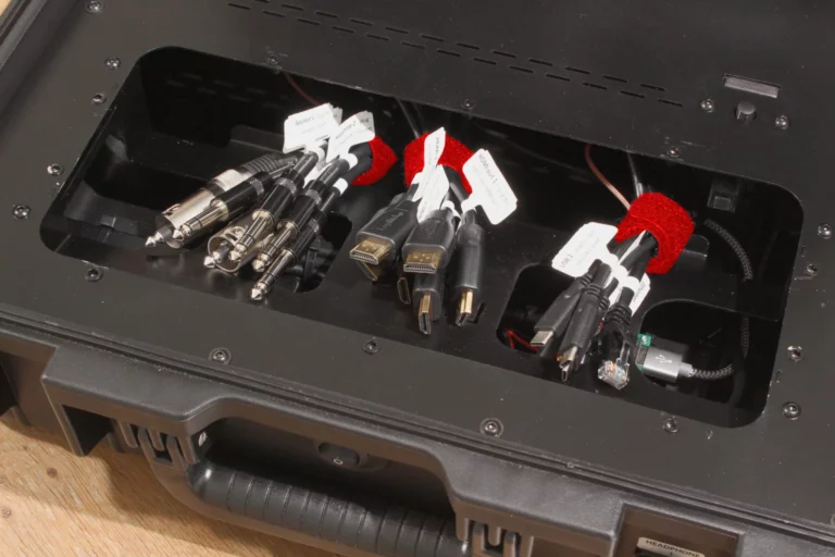 Die Einbauöffnung im Case für den Rodecaster Video mit entsprechend für den Einbau konfektionierten Anschlusskabeln