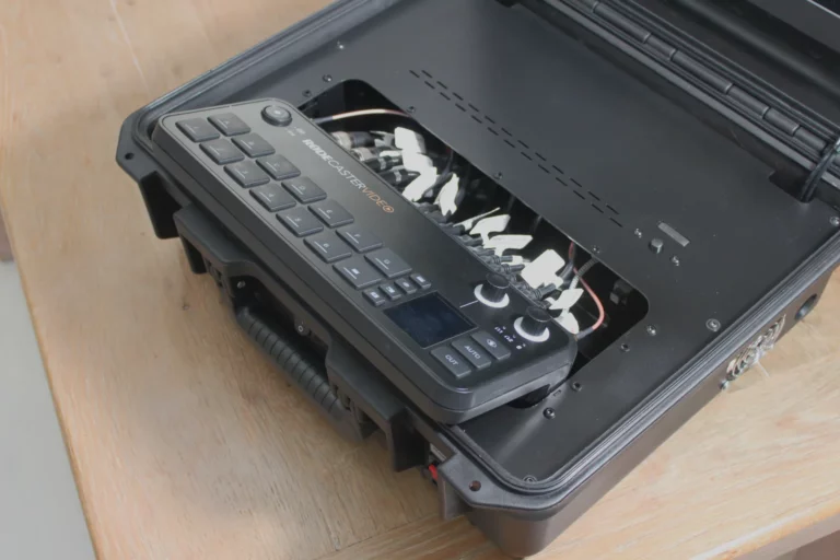 Rodecaster Video beim Einschwenken in die Einbauöffnung mit allen angeschlossenen Kabeln.