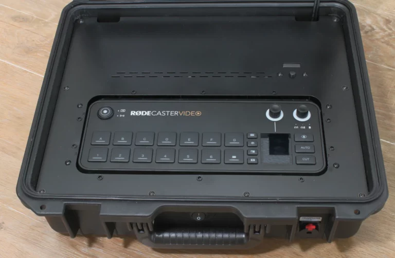 Rodecaster Video installiert in die Einbauöffnung des BSS Case.