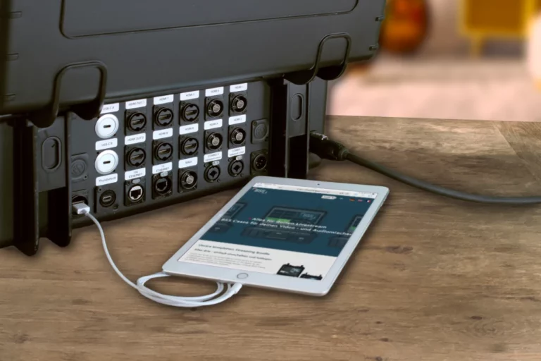 Rückansicht des BSS Case für ATEM Extreme G2 mit angeschlossenem iPad an der optionalen USB-A Ladebuchse.