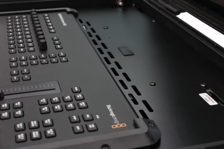 Detailansicht der Lüftungsschlitze im BSS Case für ATEM Extreme G2 – präzise Edelstahl-Verarbeitung der Deckplatte für optimale Luftzirkulation.