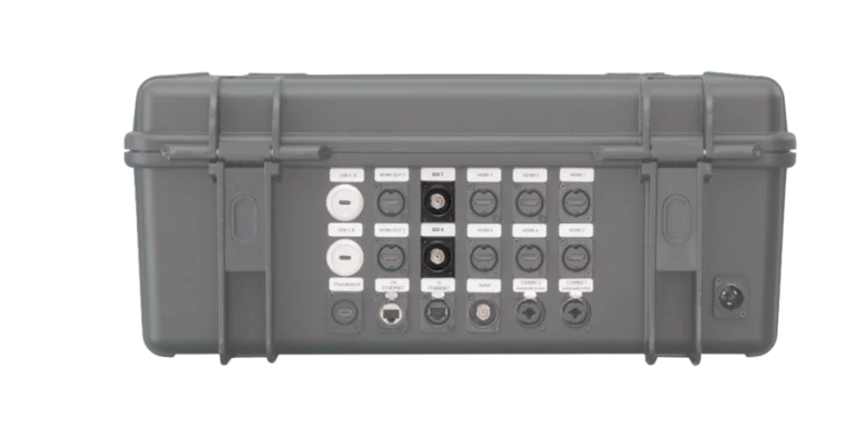 Rückseite eines schwarzen BSS Transportkoffers mit Anschlusspanel für ATEM Extreme G2, inklusive 2x SDI/BNC-Buchsen und HDMI-Schnittstellen.