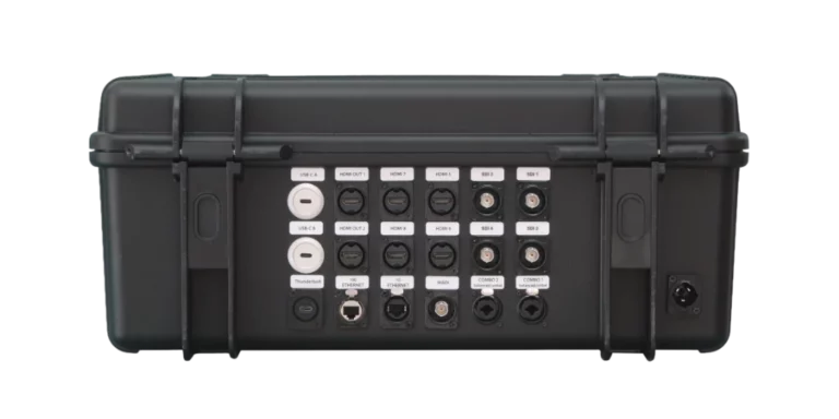 Rückseite eines schwarzen BSS Transportkoffers mit Anschlusspanel für ATEM Extreme G2, inklusive 4x SDI/BNC-Buchsen und HDMI-Schnittstellen.