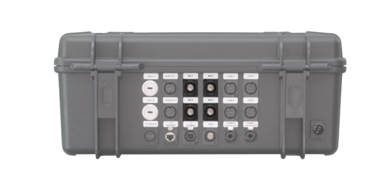 Rückseite eines schwarzen BSS Transportkoffers mit Anschlusspanel für ATEM Extreme G2, inklusive 4x SDI/BNC-Buchsen und HDMI-Schnittstellen.