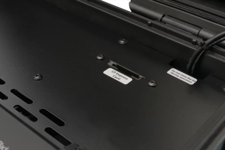 Integrierter CF Express Kartenleser in der Deckplatte des BSS Cases für ATEM Extreme G2 – externer Zugriff auf Speichermedien.