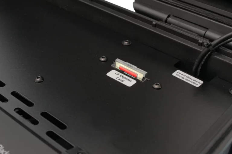Detailansicht des BSS Cases für ATEM Extreme G2 mit eingesteckter CFexpress-Karte im integrierten Deckplatten-Slot.