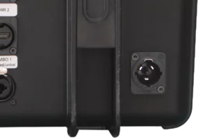 Detailansicht der verriegelbaren Neutrik powerCON TRUE1 Anschlussbuchse am BSS Case für ATEM Extreme G2.