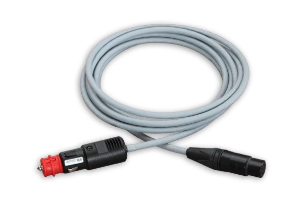Freigestelltes KFZ-Adapterkabel zur Batteriespeisung für BSS-Case auf weißem Hintergrund