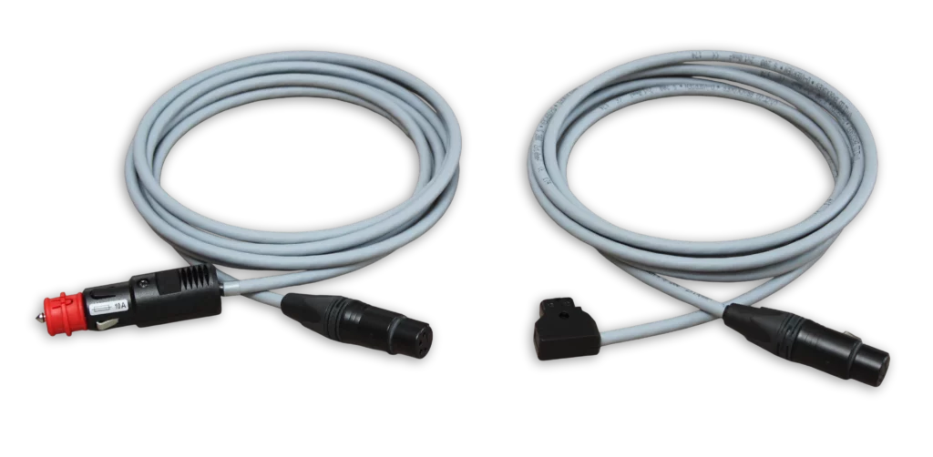 Freigestellte BSS Batteriekabel mit D-TAP und KFZ-Stecker sowie 4-Pin XLR Anschluss