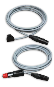 Freigestellte BSS Batteriekabel vertikale Anordnung mit D-TAP und KFZ-Stecker sowie 4-Pin XLR Anschluss