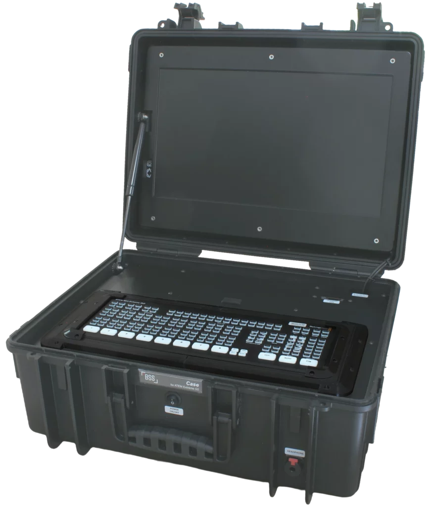Geöffneter schwarzer BSS Case Regiekoffer für ATEM Extreme G2, in den ein ATEM Mini Extreme ISO mittels einer schmalen, schwarzen Adapterplatte im Bedienfeld integriert ist.