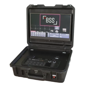 RØDECaster Video S Konsole eingebaut in einem robusten schwarzen BSS Transportkoffer mit integriertem Monitor.