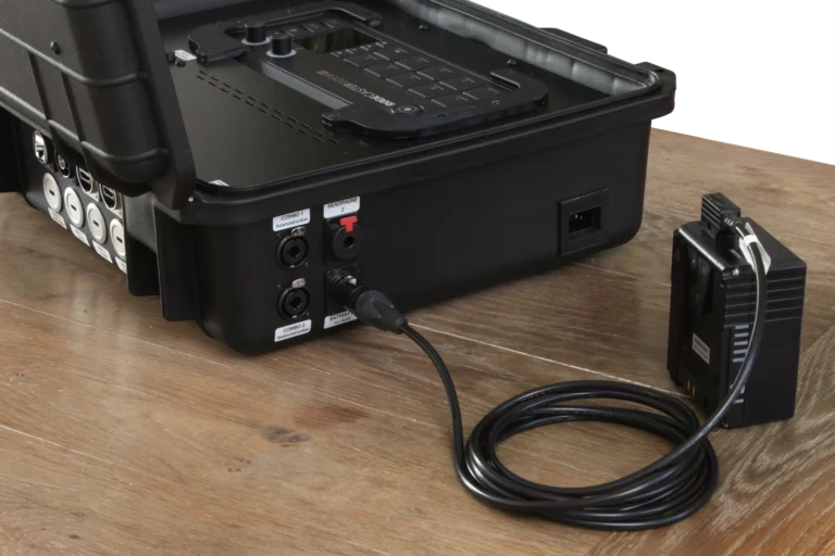 BSS Case Modell S für RØDECaster Video angeschlossen an einen V-Mount-Akku über die optionale Batterieeinspeisung mit D-Tap-Kabel