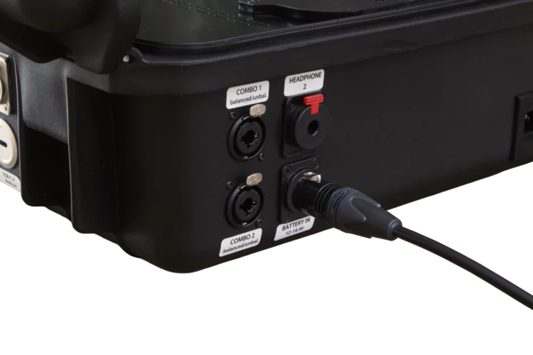 Nahaufnahme der 4-poligen XLR-Einbaubuchse am BSS Case Modell S mit eingestecktem D-Tap-Adapterkabel für Akkubetrieb