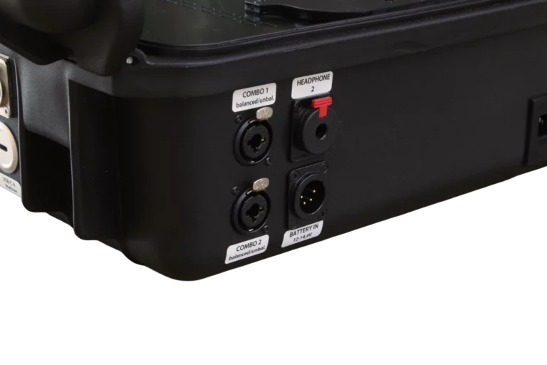 Nahaufnahme der 4-poligen XLR-Einbaubuchse (Battery In 12-14.4V) für die akkugestützte Stromversorgung am BSS Case Modell S