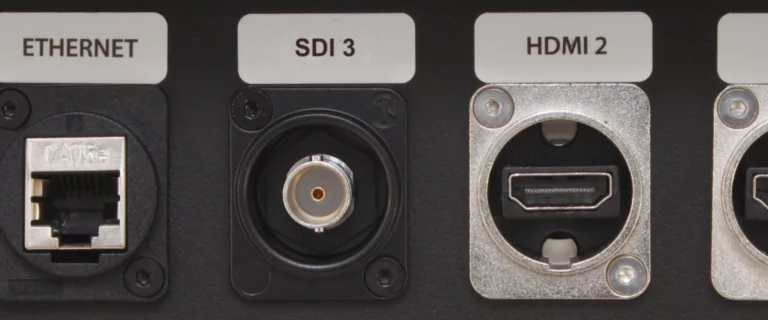Nahaufnahme der Anschlüsse des BSS Case Modell S mit integrierter SDI-BNC-Buchse anstelle des HDMI-3-Eingangs sowie Netzwerkschnittstelle