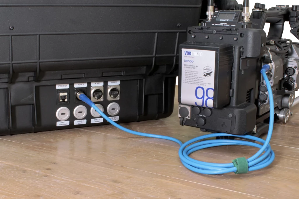Rückansicht des BSS Case Modell S für RØDECaster Video mit angeschlossener Kamera über die optionale SDI-Schnittstelle