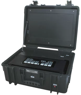 Geöffneter schwarzer BSS Case Regiekoffer für ATEM Extreme G2, in den ein kompakter ATEM Mini Pro ISO mittels einer breiten, schwarzen Adapterplatte flächenbündig eingebaut ist.